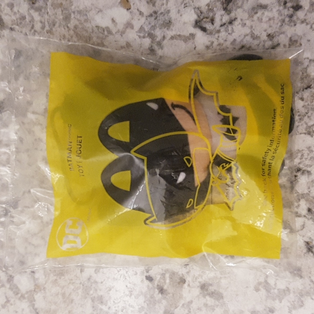 💲5️⃣ in 🛍️of2+  [MCDONALD'S] Batman Stuffy Keychain